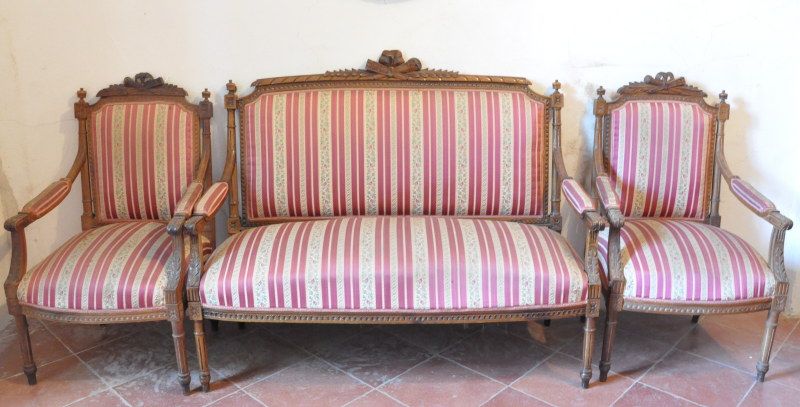  Old sofa and armchairs